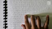 Santri penyandang tunanetra membaca Al Quran Braille di Yayasan Raudlatul Makfufin, Tangerang Selatan, Kamis (24/5). Yayasan yang berdiri sejak tahun 1983 ini memproduksi Al Quran Braille sebanyak 60 buku setiap harinya. (Liputan6.com/Fery Pradolo)