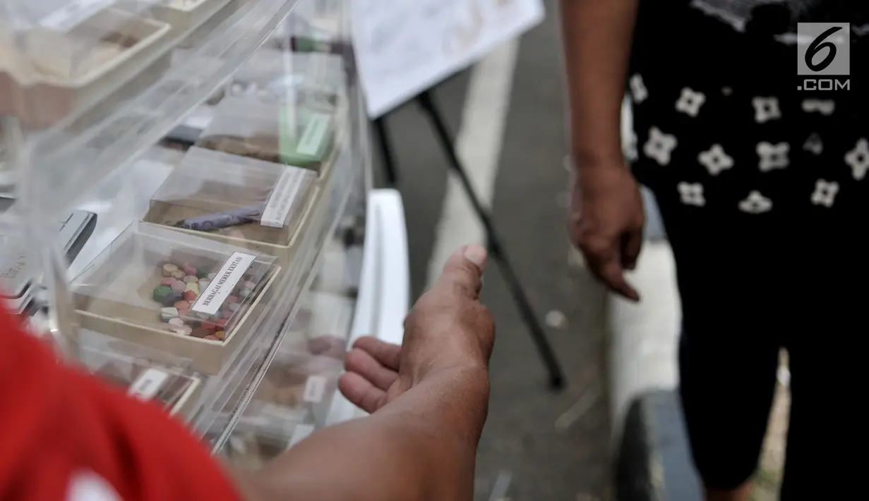Polres Metro Jakarta Selatan memamerkan berbagai jenis narkoba selama car free day (CFD) di Bundaran HI, Jakarta, Minggu (6/5). (Merdeka.com/Iqbal Nugroho)