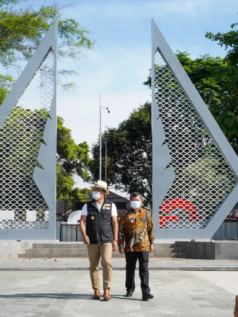 Gubernur Jawa Barat Ridwan Kamil dan Bupati Garut Rudy Gunawan saat melakukan pengecekan revitalisasi Alun-alun Garut.