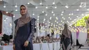 Model membawakan busana karya desainer Intan Kusuma dan Atina Maulia di Akuatik GBK Senayan, Jakarta, Kamis (2/5/2019). Menyambut bulan suci Ramadan sebanyak 30 koleksi busana hijab diperagakan yang mengusung tema Vanilla Anual Show 2019 Menyapa Senja. (Liputan6.com/Fery Pradolo)