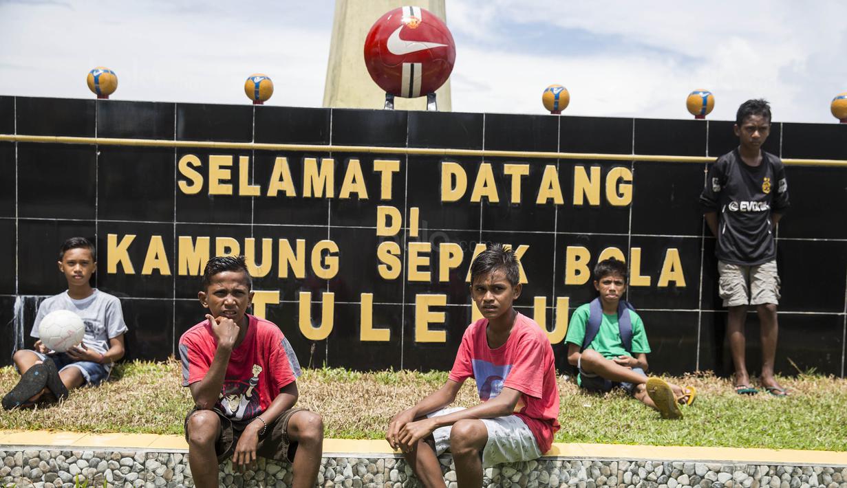 Awalnya sekolah sepak bola Putra Tulehu dijadikan sarana menjauhkan anak-anak dari kerusuhan Ambon pada tahun 1999. Dari situ anak-anak mulai menata masa depannya menjadi pesepak bola dan menjauhkan konflik. (Bola.com/Vitalis Yogi Trisna)