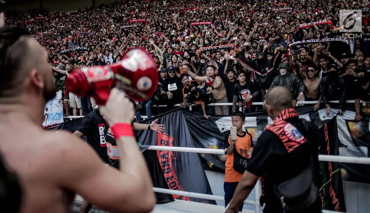 Penyerang Persija Marco Simic menyapa suporter The Jakmania usai bertanding melawan Persib Bandung dalam laga pekan kedelapan Shopee Liga 1 2019 di Stadion Utama Gelora Bung Karno, Senayan, Jakarta, Rabu (10/7/2019). Marko Simic mencetak satu gol di pertandingan ini. (Liputan6.com/Faizal Fanani)