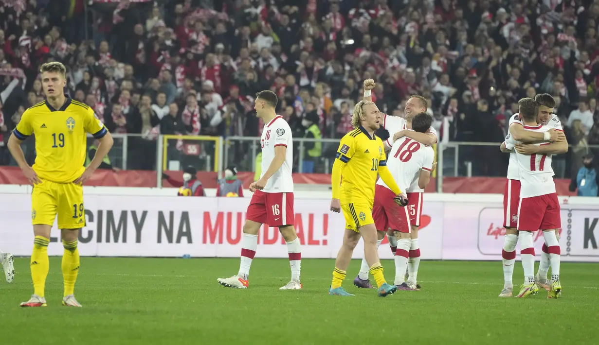 Pemain timnas Polandia merayakan kemenangan atas Swedia setelah final play-off jalur B kualifikasi Piala Dunia 2022 zona Eropa di Silesian Stadium, Rabu (30/3/2022) dini hari WIB. Polandia berhasil mengunci tiket ke Piala Dunia 2022 usai menekuk Swedia 2-0. (AP Photo/Czarek Sokolowski)