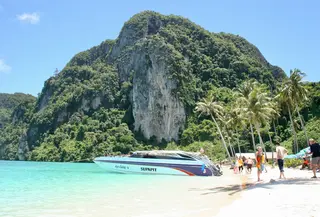 Ilustrasi wisata pantai di Thailand. (dok. Mil Amirian/Unsplash)