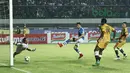 Striker Persib Bandung, Jonathan Bauman mengecoh penjaga gawang Mitra Kukar di Stadion GBLA, Bandung, Jawa Barat, Minggu (8/4/2018). Persib Bandung menang 2-0. (Bola.com/Asprilla Dwi Adha)