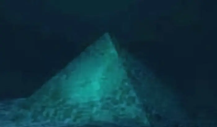 Piramida kristal yang diklaim berada 2.000 meter di bawah Segitiga Bermuda (Weekly World News)