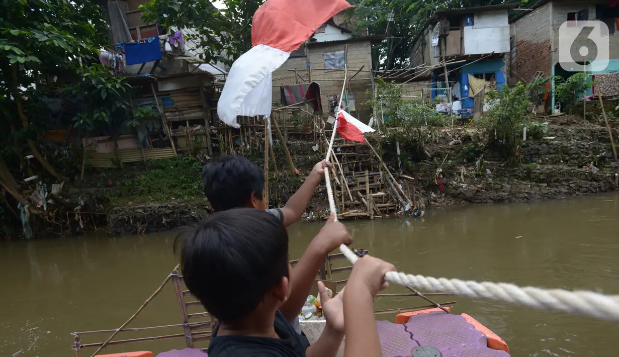 Anak-anak menggunakan perahu eretan di sungai Ciliwung, Jakarta, Selasa (3/11/2020). Perahu eretan di sungai Ciliwung masih bertahan sebagai penghubung Jakarta Timur dan Jakarta Selatan Selatan. (merdeka.com/Imam Buhori)