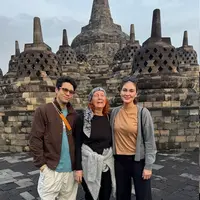 Luna Maya kembali mencuri perhatian, kali ini bukan lewat red carpet atau pemotretan glamor, melainkan lewat momen hangatnya berlibur di Candi Borobudur bersama suami dan sang mama. [@lunamaya].