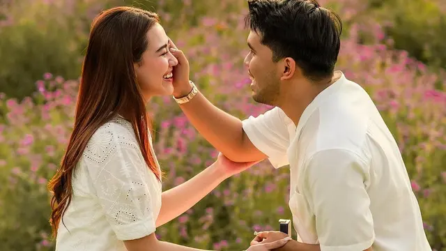 5 Potret Thariq Halilintar Resmi Lamar Aaliyah Massaid, Tampil Serasi Serba Putih