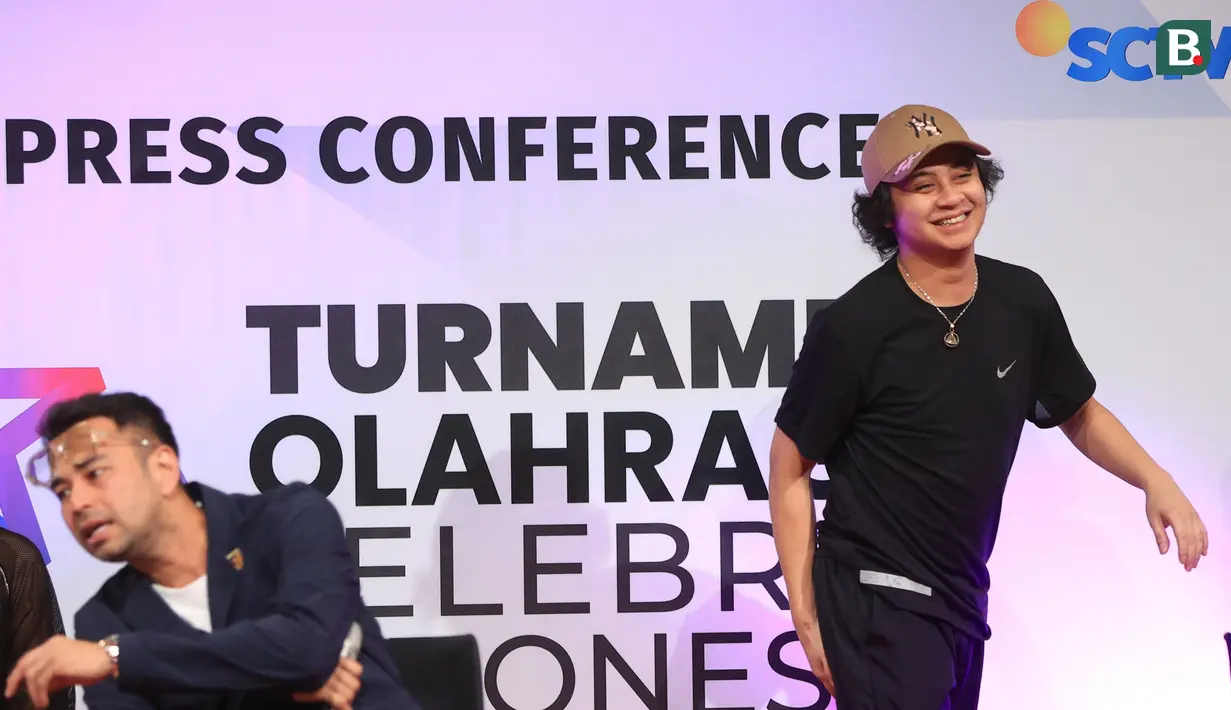 Artis, Bastian Steel (kanan), menghadiri konferensi pers Turnamen Olahraga Selebriti Indonesia (OSI) yang berlangsung di SCTV Tower, Jakarta, Selasa (4/7/2023). (Bola.com/Ikhwan Yanuar)