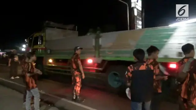 Buntut kecelakaan maut di Brebes, Jawa Tengah. Puluhan warga dan anggota sejumlah ormas menghadang kendaraan berat untuk tidak melintasi fly over kretek.