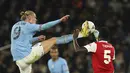 <p>Penyerang Erling Haaland dari Manchester City berebut bola dengan gelandang Arsenal, Thomas Partey selama pertandingan putaran ke-4 Piala FA di Stadion Etihad di Manchester, Inggris, Sabtu (28/1/2023). Hasil ini membawa Manchester City lolos ke putaran kelima Piala FA 2022-2023. (AP Photo/Dave Thompson)</p>