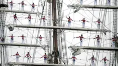 Atraksi para pelaut Angkatan Laut Peru saat mengikuti Parade Sail di Boston, AS (17/6). Lebih dari 50 kapal layar dari seluruh dunia berkumpul di pelabuhan Boston untuk mengikuti ajang maritim ini. (AP Photo / Michael Dwyer)