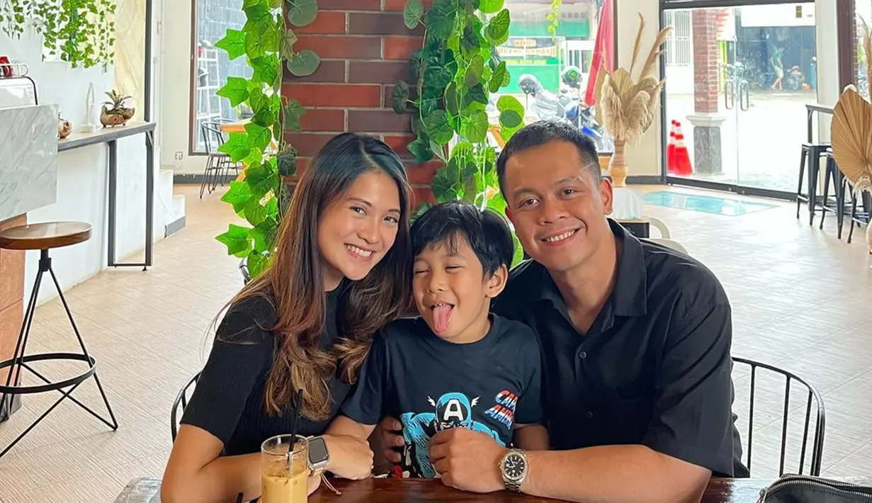 Menjalin hubungan dengan Vinessa Inez, Rio Alief akui sudah sangat menyayangi Zio. Melalui laman Instagramnya, terlihat foto-foto kedekatan Zio dan Rio Alief yang sudah seperti ayah kandung. Selain kebersamaan ketiganya yang curi perhatian, netizen juga salah fokus dengan paras Vinessa Inez yang disebut mirip dengan mendiang Clerence Chyntia Audry. (Liputan6.com/IG/@vinessainez)