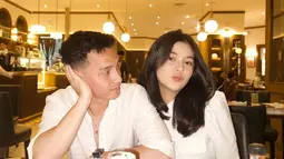 Potret kebersamaan Farhan Rasyid bersama wanita bernama Cybila Valentcya ini curi perhatian. Keduanya tampil selaras dengan busana warna putih. Rambut yang digerai, pesona Cybila Valentcya ini semakin terpancar. Netizen pun sukses dibuat pangling dengan pesona Cybila. Menilik dari laman Instagramnya, Cybila cukup aktif di Instagram dan sudah mengantongi 160 ribu pengikut. (Liputan6.com/IG/@farhanrasyidd)