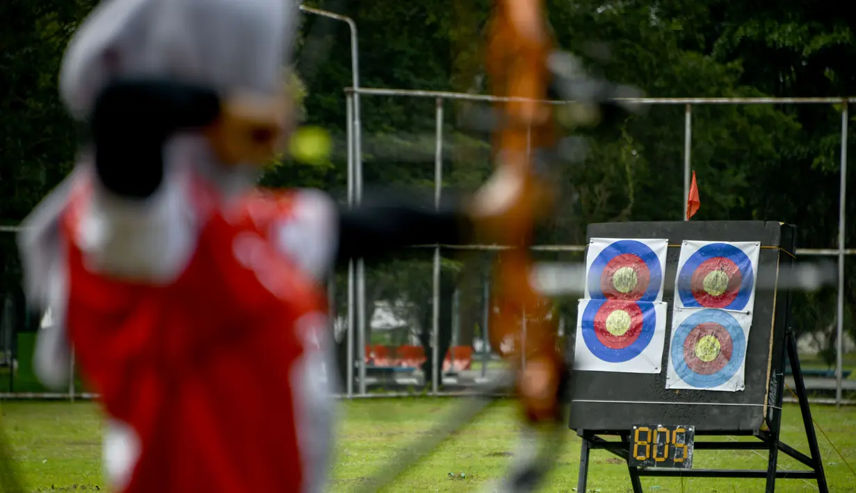 Pemanah dari tim provinsi Aceh menghadiri sesi latihan di sebuah stadion di Banda Aceh (2/9/2020). (AFP Photo/Chaideer Mahyuddin)