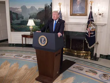 Presiden AS Donald Trump menyampaikan sebuah pernyataan terkait penembakan terhadap Steve Scalise di Gedung Putih di Washington (14/6). Sebelumnya telah terjadi penembakan terhadap politisi Partai Republik, Steve Scalise. (AFP Photo/Nicholas Kamm)