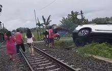 Mobil di Sukoharjo Tertemper KA Batara Kresna, 2 Orang Dilarikan ke RS