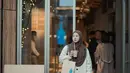 Terbaru, Natasha Rizky kenakan oversized coat dari brand lokal. Dipadukan dengan celana navy dan hijab cokelat tua sambil minum kopi yang terkenal di Jepang [@natasharizkynew]