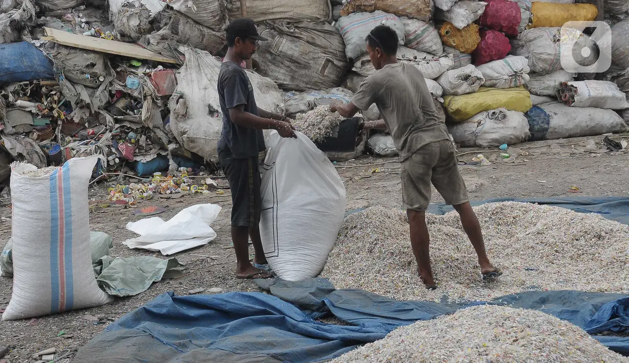 Daur ulang sampah plastik menjadi barang yang lebih bermanfaat dengan mengolahnya menjadi bentuk lain memiliki nilai ekonomis. (merdeka.com/Imam Buhori)