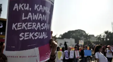Massa yang tergabung dalam Jaringan Muda Setara menunjukkan poster saat aksi menuntut keadilan untuk WA korban pemerkosaan di kawasan Bundaran HI, Jakarta, Minggu (5/8). (Merdeka.com/Iqbal S. Nugroho)
