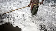 Marsiono, mencari undur-undur atau yutuk di bibir Pantai Bocor, Kabupaten Kebumen, Jawa Tengah, Sabtu (05/5). Undur-undur merupakan makanan ringan khas Kebumen. (Liputan6.com/Fery Pradolo)