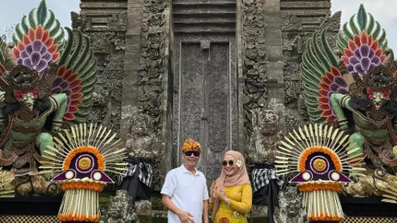Gaya Umi Kalsum Ibunda Ayu Ting Ting saat Liburan di Bali, Model Sandal Jepitnya Curi Perhatian