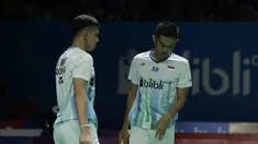 Ganda putra Indonesia, Fajar Alfian / Muhammad Rian, usai dikalahkan Takuro Hoki / Yugo Kobayashi pada Indonesia Open 2019 di Istora Senayan, Jumat (19/7). Fajar / Rian kalah 19-21 dan 12-21. (Bola.com/Yoppy Renato)