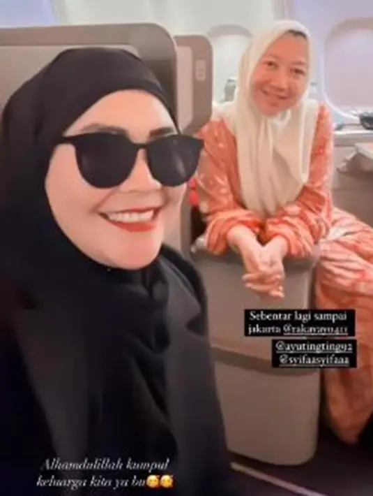 Inilah salah satu momen yang terabadikan saat Umi Kalsum dan calon besannya itu pergi umrah pada September 2023 lalu. Berada dalam satu rombongan umrah, keduanya tampak mulai menjalin keakraban. Diketahui, Ayu juga mengaku jika pertunangannya dengan Lettu Fardhana merupakan hasil perjodohan orangtua. (Liputan6.com/IG/@rakayayo411)