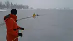 Foto yang diunggah Senin (22/1), petugas pemadam kebakaran dari West Metro Fire Rescue menyelamatkan seekor rusa yang terjebak dalam danau es di Colorado, AS. Petugas itu memberanikan diri menerjang dinginnya danau es.  (facebook.com/WestMetroFireRescue)