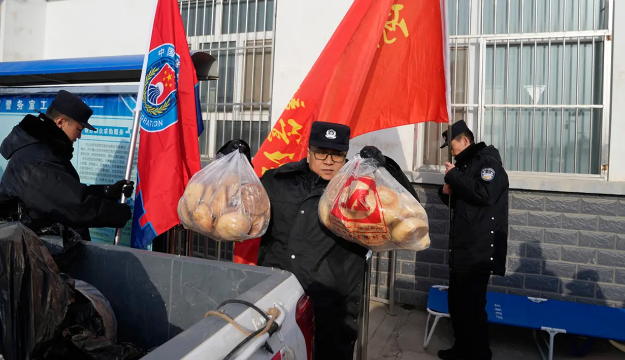 Sementara itu, Xinhua juga melaporkan, hampir 200 pekerja penyelamat telah dikirim ke zona terdampak gempa dan ratusan lainnya sedang dikumpulkan. (AP Photo/Ng Han Guan)