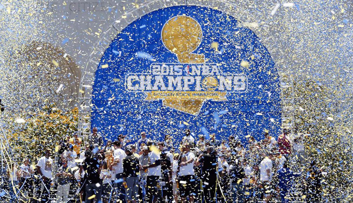 2. Golden State Warriors berhasil meraih gelar juara NBA setelah penantian selama 40 tahun. Pada partai final Stephen Curry dkk berhasil mengalahkan Cleveland Cavaliers. (Reuters/Kelley L. Cox) 