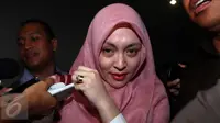 Terpidana kasus korupsi, Angelina Sondakh usai menjadi saksi di Pengadilan Tipikor, Jakarta, Rabu (6/1). Angelina Sondakh menjadi saksi atas kasus dugaan suap yang dilakukan M. Nazaruddin. . (Liputan6.com/Helmi Afandi)