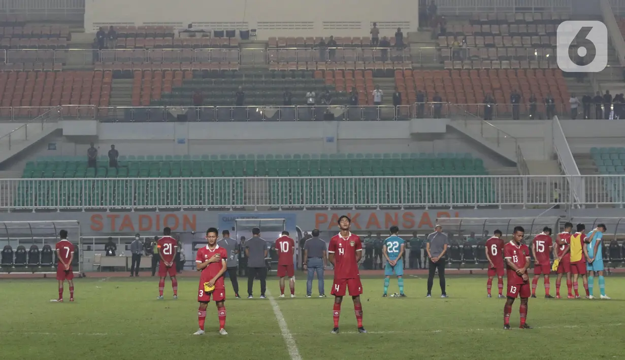 Pemain Timnas U-17 Indonesia berdoa sejenak untuk korban meninggal pada kerusuhan yang terjadi di Kanjuruhan sesaat usai laga Kualifikasi Grup C Piala Asia U-17 2023 melawan Uni Emirat Arab di Stadion Pakansari, Kab. Bogor, Jawa Barat, Rabu (5/10/2022). (Liputan6.com/Helmi Fithriansyah)