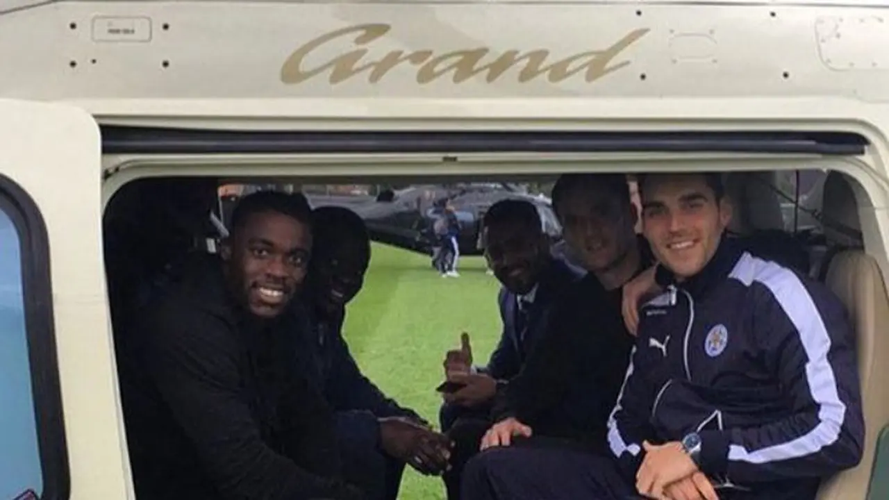 Pemain Leicester City naik helikopter