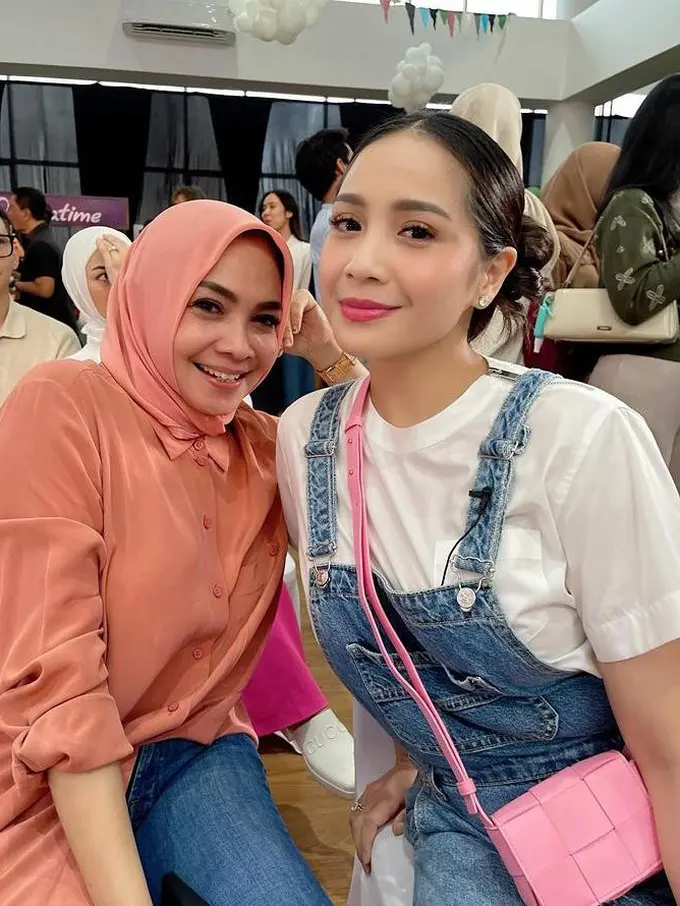 Potret Rieta Amilia bersama anaknya, Nagita Slavina (Sumber: Instagram/@rieta_amilia)
