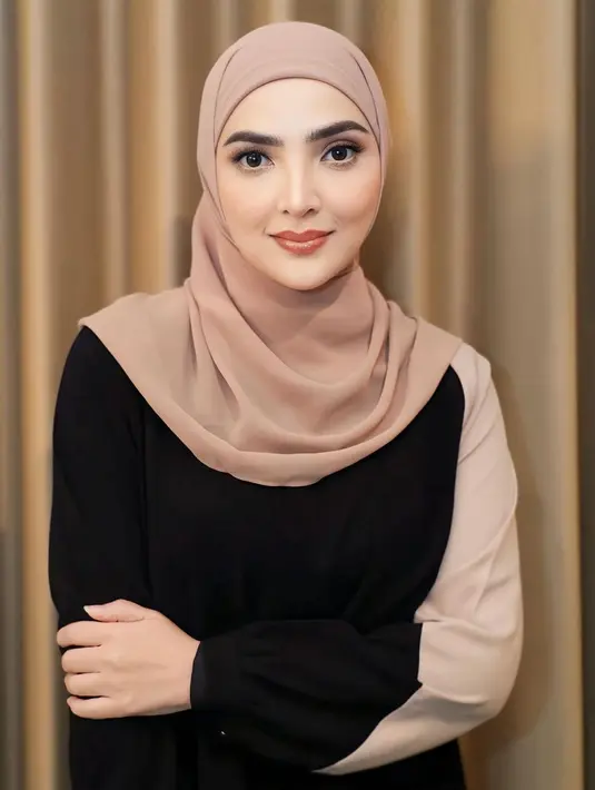 Penampilannya semakin sempurna dengan aksesori berupa tas Louis Vuitton Nice Vanity, yang ia bawa sebagai pelengkap. [@ashanty_ash].