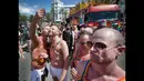 Jalan-jalan di sekitar Canary pulau Spanyol Gran Canaria ramai dan penuh sesak oleh ratusan peserta parade Gay, Sabtu (24/05/2014) (AFP PHOTO/MARTIN DESIREE)