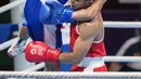 Aksi petinju asal Indonesia Sunan Agung Amoragam saat melawan Mirazizbek Mirzakhalilov asal Uzbekistan di babak semifinal kelas bantam (56 kg) Asian Games 2018 di JIExpo Kemayoran Jakarta pada Jumat (31/8/2018). (Bola.com/Peksi Cahyo)