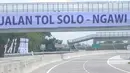 Suasana jalan tol Sragen-Ngawi di kilometer 538 jalan tol Solo-Ngawi, Jawa Tengah, Rabu (28/11). Jalan tol ini bagian dari jaringan jalan Tol Trans Jawa, yang tergabung dalam proyek strategis nasional. (Liputan6.com/Angga Yuniar)