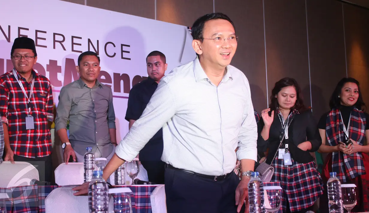 Basuki Tjahaja Purnama (Ahok) bersiap jelang konferensi pers terkait hasil hitung cepat Pilkada DKI 2017 di Jakarta, Rabu (14/4). Ahok memberikan ucapan selamat kepada Anies-Sandi yang menang versi hasil hitung cepat. (Liputan6.com/Angga Yuniar)