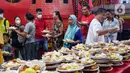 Panitia membagikan hidangan berbuka puasa di Vihara Dharma Bhakti, Petak Sembilan, Jakarta, Selasa (28/3/2023). (Liputan6.com/Angga Yuniar)