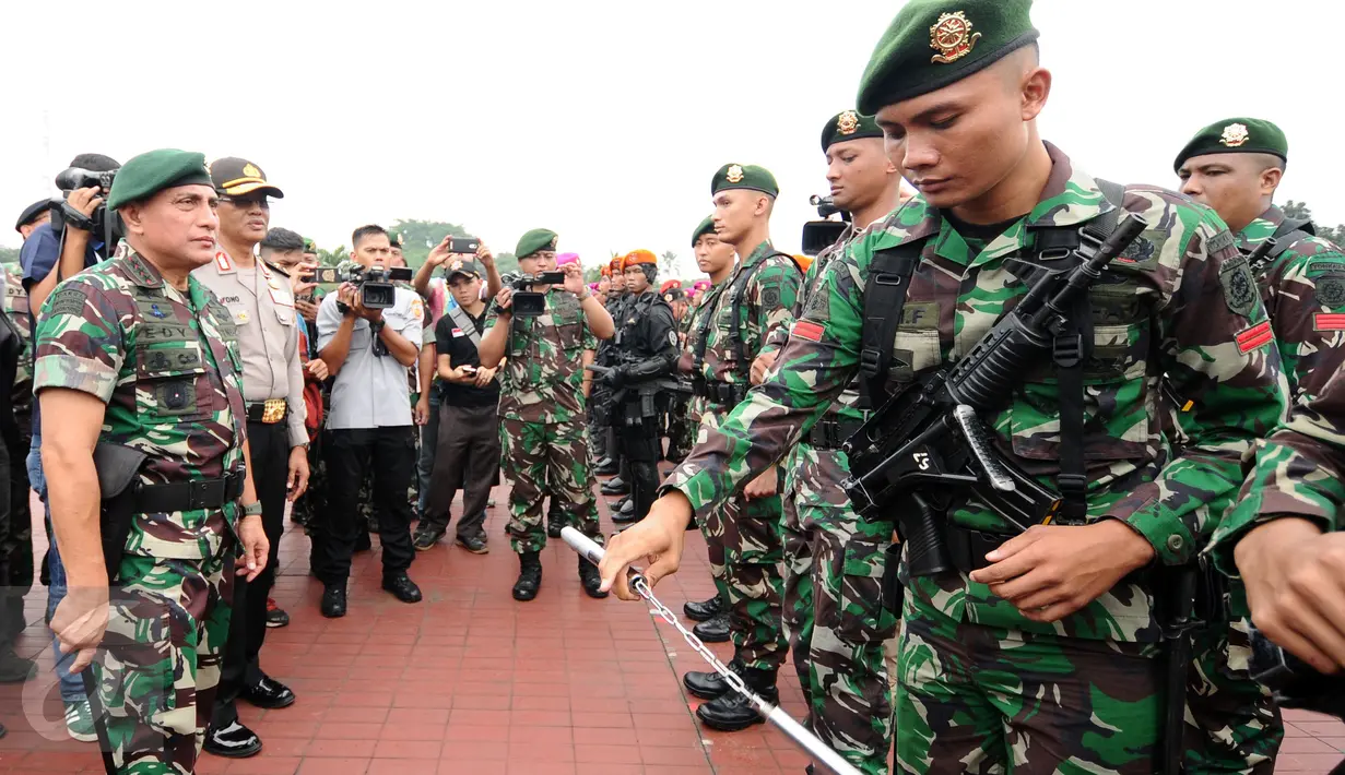 Pangkostrad, Letjen TNI Edy Rahmayadi melihat kemampuan bela diri pasukan saat apel Komando Gabungan Operasi Pengamanan VVIP di Jakarta, Selasa (28/2). 12.000 personel gabungan disiagakan dalam operasi tersebut. (Liputan6.com/Helmi Fithriansyah)