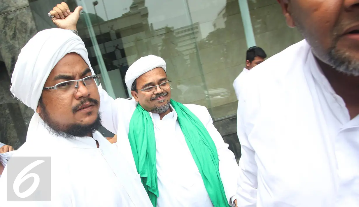 Pimpinan FPI, Muhammad Rizieq Shihab usai menjalani pemeriksaan di Bareskrim, Jakarta, Rabu (23/11). Pemeriksaan beragendakan melengkapi berkas sebelumnya di tingkat penyelidikan. (Liputan6.com/Immanuel Antonius)