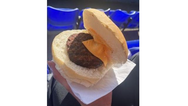 7 Potret Jajanan Gagal Masak yang Dibeli di Stadion Sepak Bola, Bikin Elus Dada