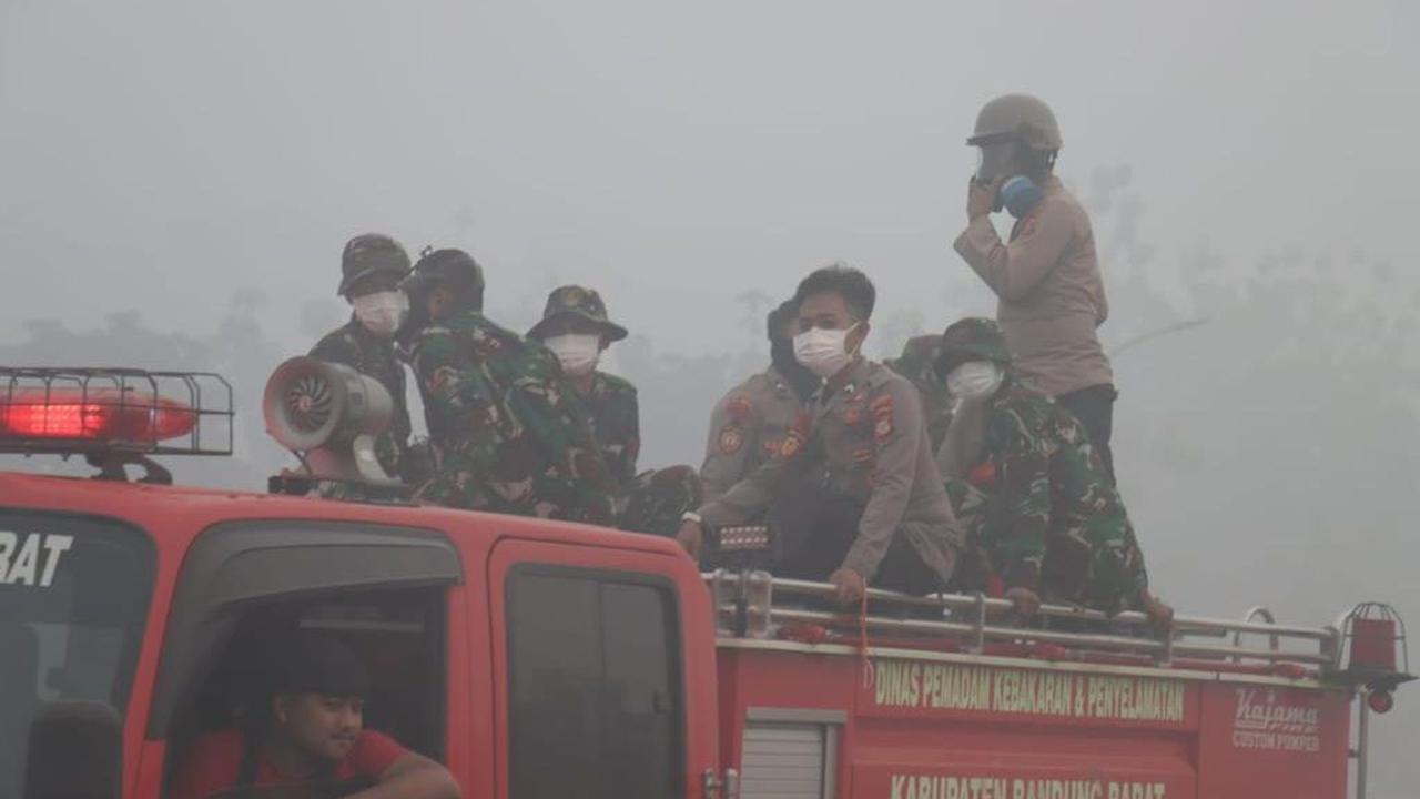 Personel gabungan TNI-Polri (Polda Jabar-Kodam III) diterjunkan untuk membantu pemerintah daerah dalam penanganan kebakaran yang melanda Tempat Pembuangan Akhir (TPA) Sarimukti, Kecamatan Cipatat, Kabupaten Bandung Barat (KBB).