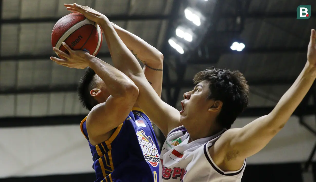 Pebasket Rans PIK Basketball, Agus Salim (kanan) menghadang pebasket Satria Muda Pertamina pada laga IBL 2022 di Hall Basket GBK, Jakarta, Rabu (19/01/2022). Satria Muda menang dengan skor 64-32. (Bola.com/M Iqbal Ichsan)