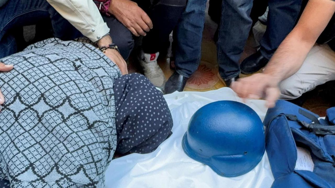 Pemakaman juru kameraman Al Jazeera, Samer Abu Daqqa yang terbunuh dalam serangan pesawat tak berawak Israel pada hari Jumat (15/12/2023) lalu diwarnai isak tangis keluarga dan kerabat saat momen pengantaran jenazah ke tempat pemakaman. <br>
