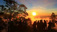 Salah satu bagian terunik Dieng adalah Bukit Sikunir, yakni ebuah bukit sederhana yang menawarkan banyak keindahan.