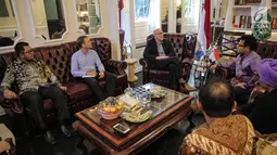 Suasana pertemuan Dubes Australia untuk Indonesia, Paul Grigson dengan Ketum PKB Muhaimin Iskandar di DPP PKB, Jakarta, Rabu (25/10). Kunjungan Paul ke DPP PKB untuk mengenal lebih jelas demokrasi dan politik di Indonesia. (Liputan6.com/Faizal Fanani)